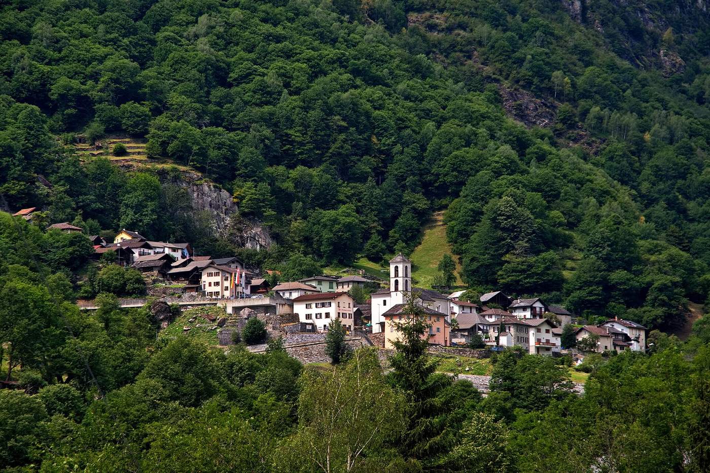 Villaggio della Val Calanca immerso nei boschi del Moesano